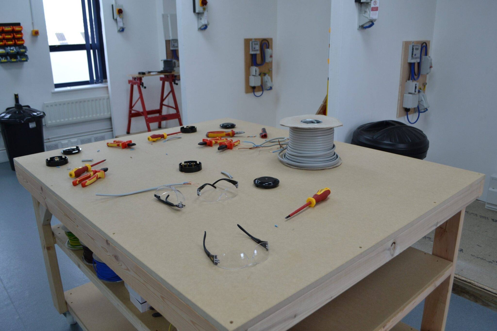 Bays and Bench of elec training